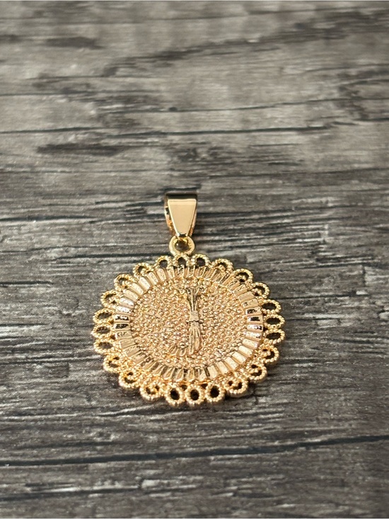 None Jewelry - Delicate Gold Toned Filigree Round ‘J’ Pendant Necklace - NWOT